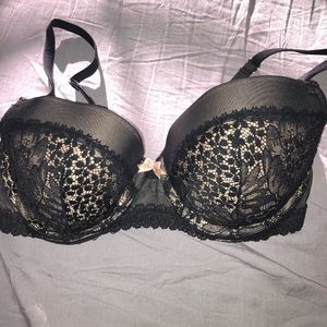Use up VS black and nice lace bra